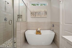 Bathtub, hair dryer, towels - 24 Guest Lake Front, Hot Tub, Jet Ski, Boat Rental (Gun Barrel City)