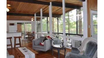 Téléviseur connecté, foyer, livres