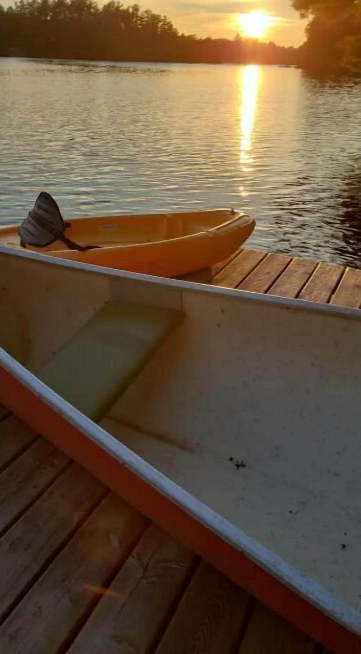 Un muelle de madera con un bote.