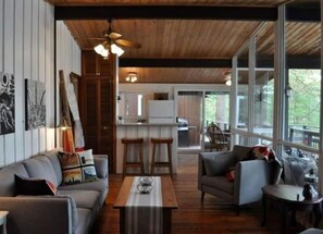 Téléviseur connecté, foyer, livres