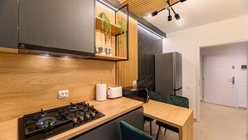 Deluxe Suite | Private kitchen | Full-size fridge, microwave, oven, stovetop