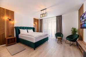 Deluxe-sviitti | 1 makuuhuone, työpöytä, äänieristys, silitysrauta/-lauta