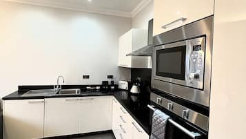 Apartemen Deluks | Dapur pribadi | Lemari es besar, microwave, oven, dan mesin pembuat kopi/teh