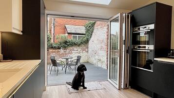 Executive Cottage | Private kitchen | Full-size fridge, microwave, oven, coffee/tea maker