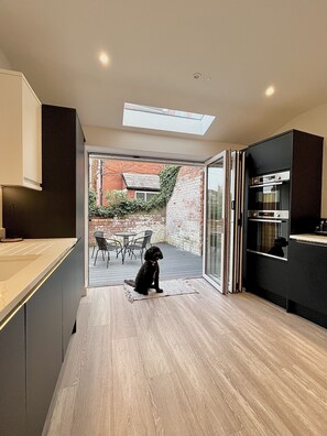 Executive-feriehus | Privat køkken | Køleskab/fryser i fuld størrelse, mikrobølgeovn, ovn, kaffe-/temaskine