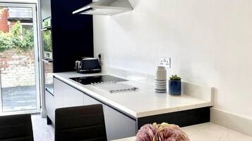 Småhus – executive | Eget kjøkken | Kjøleskap, mikrobølgeovn, ovn og kaffetrakter/tekoker