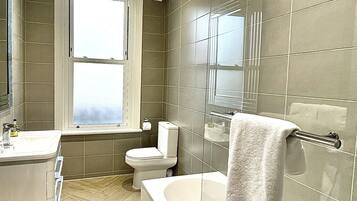 Deluxe Apartment | Bathroom | Combined shower/tub, hair dryer, bathrobes, slippers