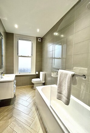Deluxe Apartment | Bathroom | Combined shower/bathtub, hair dryer, bathrobes, slippers - Mode Apartments St Annes (Lytham St. Anne's)