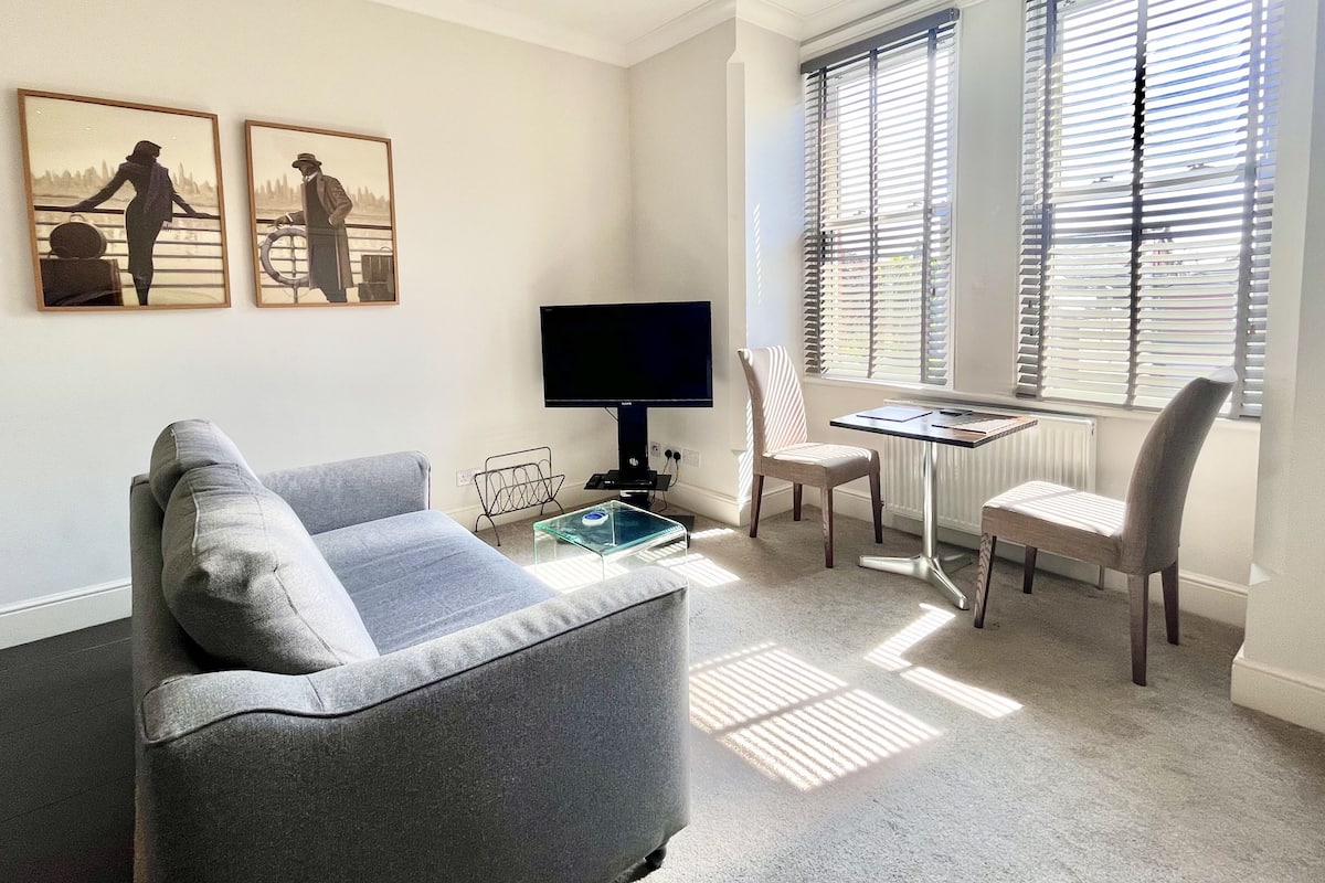 Deluxe Apartment, Garden View | Living area | Flat-screen TV