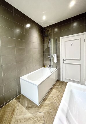 Apartament Deluxe | Bany | Combinació de dutxa i banyera, assecador de cabells i barnussos 