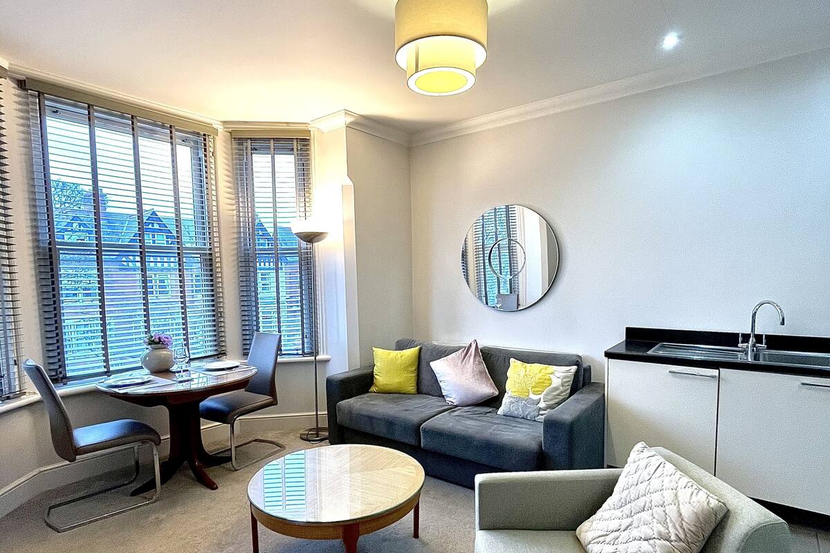 Deluxe Apartment | Living area | Flat-screen TV