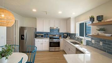 KĂŒhlschrank, Mikrowelle, Ofen, Herdplatte