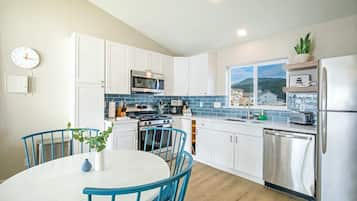 Refrigerador, microondas, cafetera y tetera y tostadora
