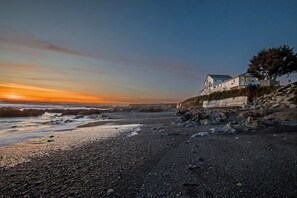 På stranden