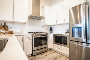 Refrigerador, microondas, horno y parrilla de estufa