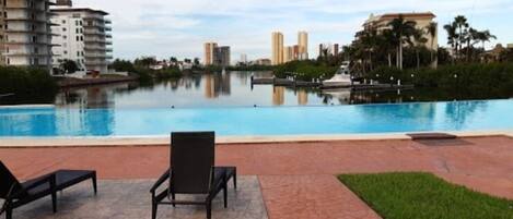 Piscine pour longueurs et exercice