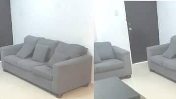 Casa Confort | Área de sala de estar | Televisión de 35 pulgadas con canales por cable