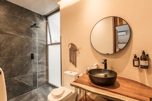 Deluxe Room | Bathroom