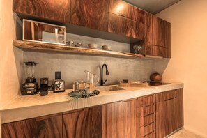 Refrigerador con congelador, parrilla de estufa y cafetera de espresso 
