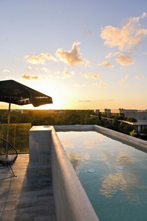 Outdoor pool, pool umbrellas, sun loungers - NAJ Boutique Hotel-Aldea Zama (Tulum)