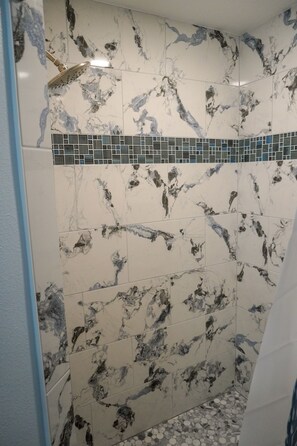 Dusche, Handtücher, Toilettenpapier