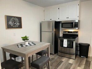 Fridge, microwave, oven, stovetop - Quiet & Minutes to Both Hospitals, Airport, Downtown, & Colleges (Billings)