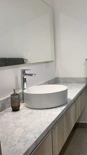 Condo conforto | Banheiro | Chuveiro, chuveiro com efeito de chuva