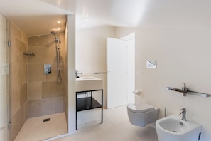 Shower, hair dryer, bidet, towels - Villa DeMar - Four Bedroom Villa, Sleeps 8 (Siracusa)