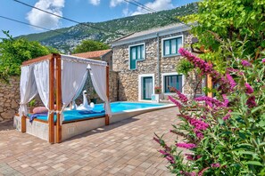 Pool - Holiday home with pool, barbecue, outdoor kitchen and playground (Drivenik)