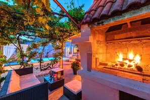 Property grounds - Holiday home with pool, barbecue, outdoor kitchen and playground (Drivenik)