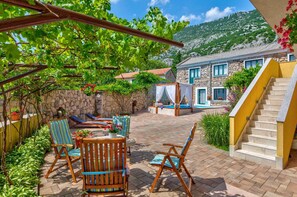 Terrace/patio - Holiday home mit Pool und Klimaanlage (Drivenik)