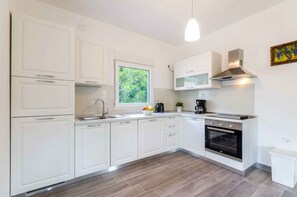 Fridge, microwave, oven, stovetop - Holiday home mit Pool und Klimaanlage (Drivenik)