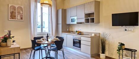 Frigorifero, microonde, forno, piano cottura