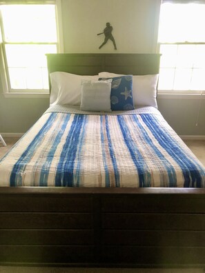 4 bedrooms, desk, WiFi, bed sheets