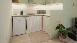 A compact kitchen with a refrigerator, microwave, and gas stove. - Apartment in Lucca with 1 bedrooms sleeps 2 (Lucca)