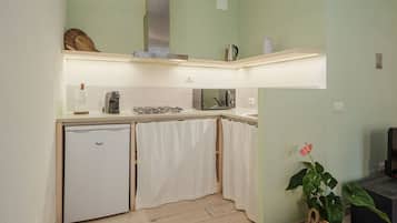Coffee/tea maker, fridge, microwave, stovetop