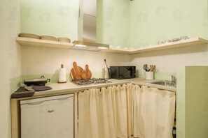 A compact kitchen with a gas stove, microwave, and a small refrigerator. - Apartment in Lucca with 1 bedrooms sleeps 2 (Lucca)