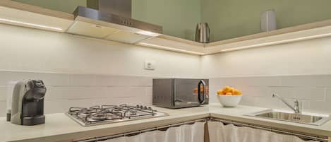 Kjøleskap, mikrobølgeovn, kokeplater og kaffetrakter/tekoker