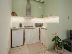 A compact kitchen with a dishwasher, microwave, and gas stove. - Apartment in Lucca with 1 bedrooms sleeps 2 (Lucca)
