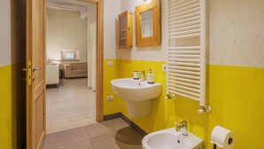 A bathroom with a sink, mirror, and towel rack. - Apartment in Lucca with 1 bedrooms sleeps 2 (Lucca)