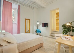 1 habitación, tabla de planchar con plancha y cuna de viaje