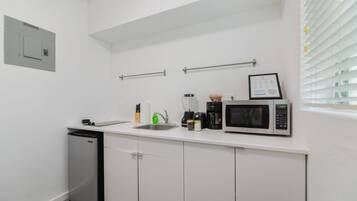 Standard Condo | Private kitchen | Mini-fridge, microwave, coffee/tea maker, toaster