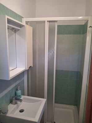 Douche, séchoir à cheveux, bidet, serviettes fournies