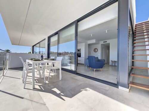 Penthouse mit Dachterrasse und Poolblick