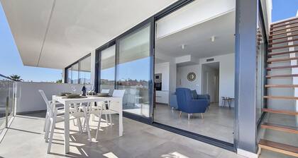 Penthouse mit Dachterrasse und Poolblick