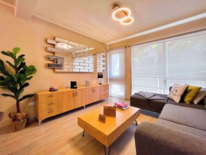 Télévision, chaîne hi-fi, espaces bureaux