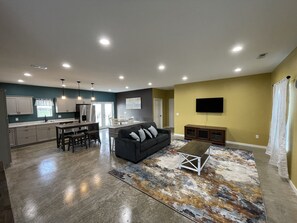 Smart TV, fireplace, DVD player, books - Vacation paradise on Rathbun lake (Mystic)