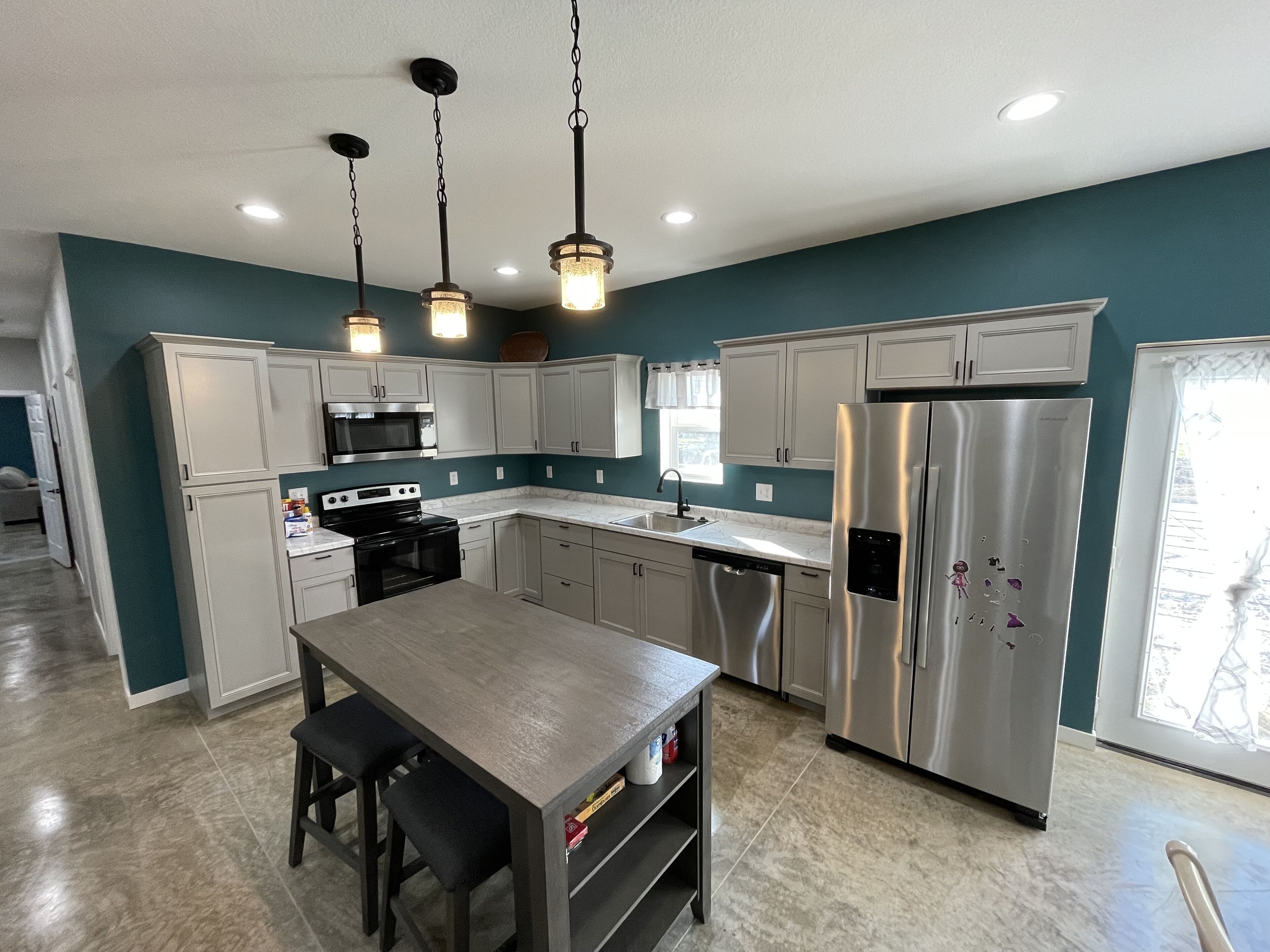 Frigorífico, microondas, horno y placa de cocina