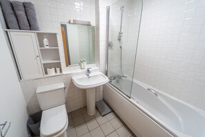 Apartment, 1 Queen-Bett und Schlafsofa | Badezimmer | Dusche, Haartrockner, Handtücher