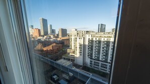 Um edifício alto com vários andares, combinando espaços residenciais e comerciais.